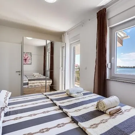 Two Bedroom Beachfront With Jacuzzy - Sga3 Βίλα *